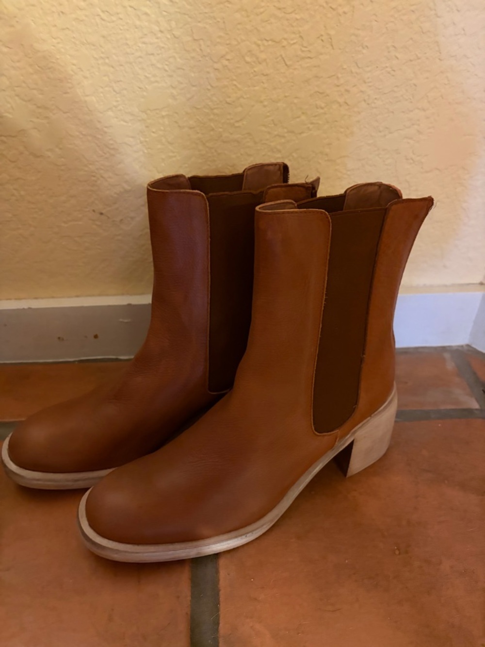 Never Worn Free People Tan Leather Chelsea Ankle Boots